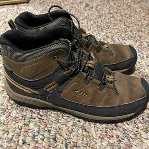 Boys Keen hiking boots size 6